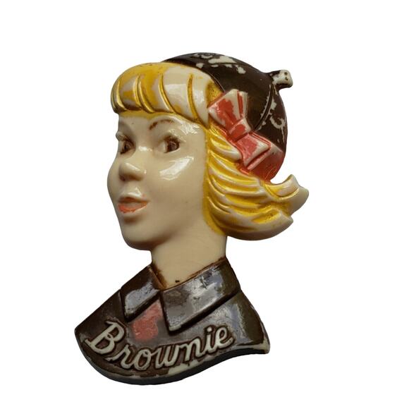 BROWNIE Plastic Pin 1950s Collectible Figural Girl Scout Brooch Celluloid Badge - Picture 4 of 5